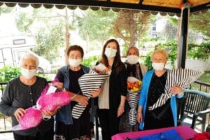 Bal&ccedil;ova Belediye Başkanı Fatma &Ccedil;alkaya, il&ccedil;ede 80 yaşını ge&ccedil;miş anneleri