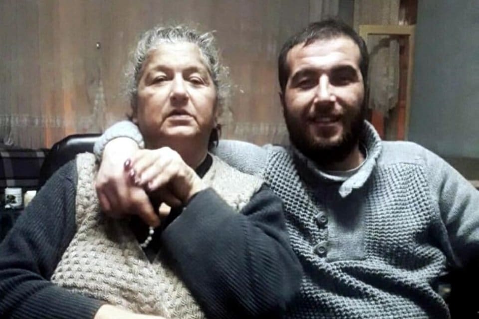İZMİR'de, yolun karşısına ge&ccedil;erken alkoll&uuml; s&uuml;r&uuml;c&uuml;n&uuml;n kullandığı otomobilin &ccedil;arpması sonucu