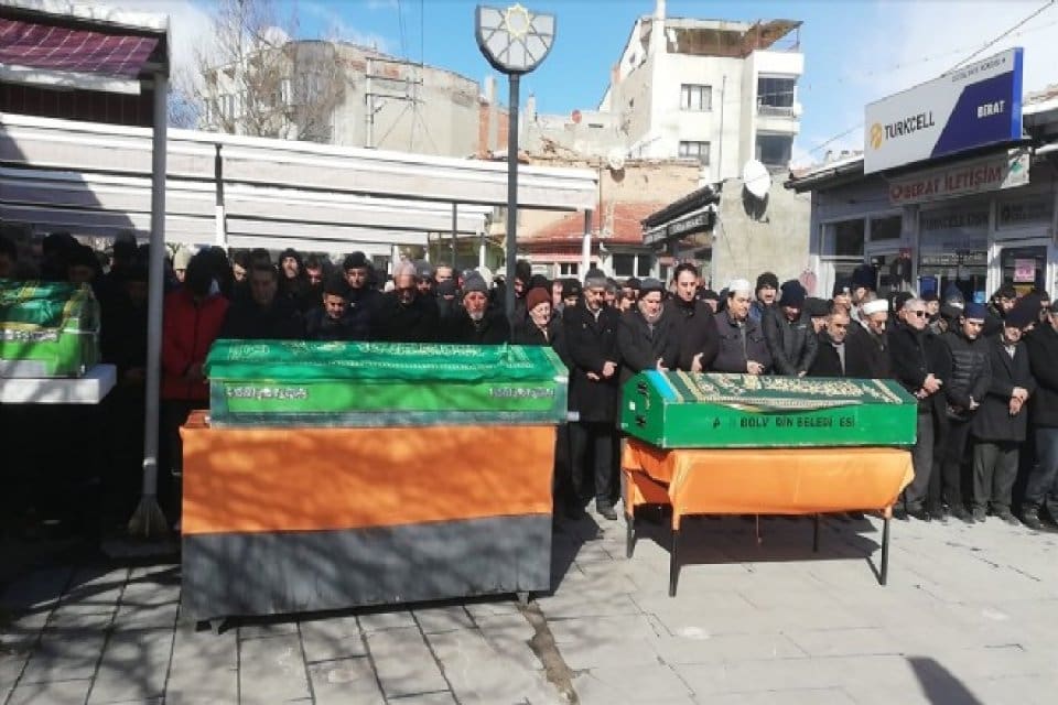 Kahramanmaraş merkezli depremde hayatını kaybeden Nisa Mut ile &ccedil;ocukları Aleyna,