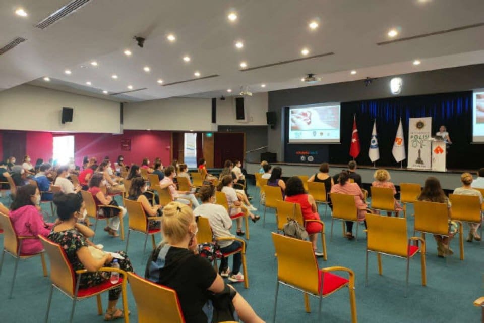 İzmir'de, İ&ccedil;işleri Bakanlığı tarafından başlatılan 'En İyi Narkotik Polisi Anne'