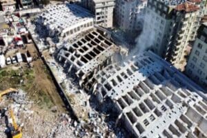 Hatay'ın Antakya il&ccedil;esindeki depreme R&ouml;nesans Rezidans'taki dairelerinde yakalanan 4 kişilik