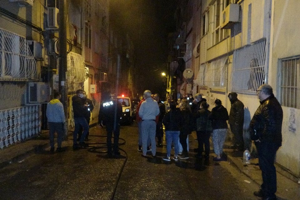 İzmir'in Konak ilçesinde 5 katlı apartmanın 2'inci katında çıkan yangında,