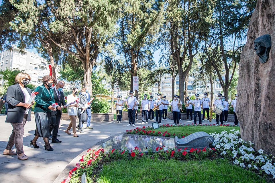 Anneler G&uuml;n&uuml; nedeniyle Z&uuml;beyde Hanım&rsquo;ın Anıt Mezarı&rsquo;ndaki anma t&ouml;renine katılan