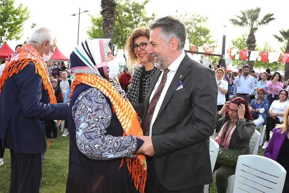 Bayraklı Belediyesinin Anneler G&uuml;n&uuml; etkinlikleri kapsamında Kadın G&uuml;c&uuml; Derneği iş
