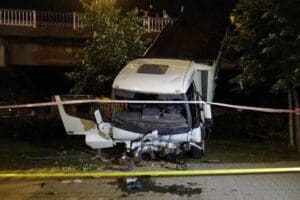 İZMİR'in Konak il&ccedil;esinde kontrol&uuml;n&uuml; kaybettiği kamyonuyla otomobile &ccedil;arpıp H&uuml;lya &Ccedil;apkınoğlu'nun