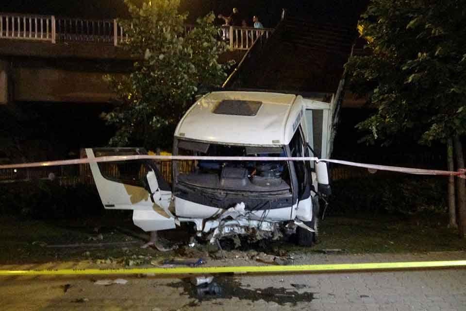 İZMİR'in Konak il&ccedil;esinde kontrol&uuml;n&uuml; kaybettiği kamyonuyla otomobile &ccedil;arpıp H&uuml;lya &Ccedil;apkınoğlu'nun