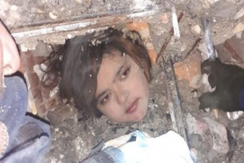 Adıyaman'a giden itfaiye ekiplerinin 30 saat sonra enkazdan kurtardığı 10