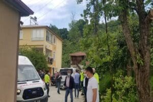 Giresun Bulancak'ta bir kişi, annesini baltayla &ouml;ld&uuml;r&uuml;p kardeşi ile 2