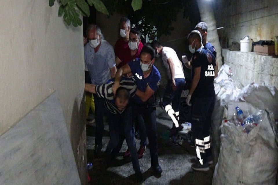 Adıyaman&rsquo;da, madde&nbsp;bağımlısı olduğu iddia edilen&nbsp;Suriye uyruklu Yasir S.&nbsp;(37),&nbsp;annesi, eşi ve
