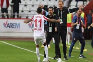 Antalyaspor, 19. dakikada 2-0 geriye d&uuml;şt&uuml;ğ&uuml; m&uuml;cadelede Karag&uuml;mr&uuml;k'&uuml; 4-2 mağlup