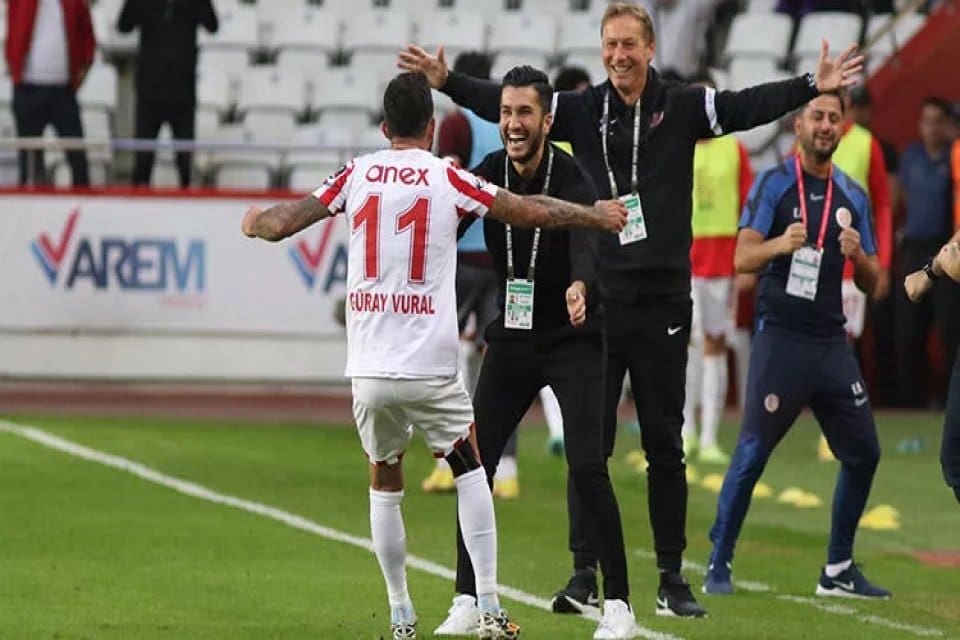 Antalyaspor, 19. dakikada 2-0 geriye d&uuml;şt&uuml;ğ&uuml; m&uuml;cadelede Karag&uuml;mr&uuml;k'&uuml; 4-2 mağlup