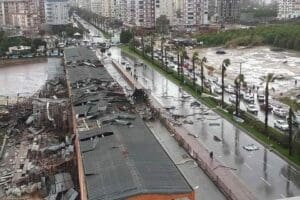 Antalya'nın Serik il&ccedil;esinde etkili olan hortumda &ccedil;ok sayıda ev ve