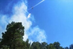 Antalya'nın Kaş il&ccedil;esinde&nbsp;ormanlık alandaki yangınına helikopterle m&uuml;dahale başlatıldı &Ccedil;amlık&ouml;y Mahallesi'ndeki