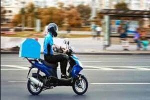 Antalya&rsquo;da &ccedil;&ouml;p kamyonunun altında kalan motosikletli kurye, ağır yaralı olarak