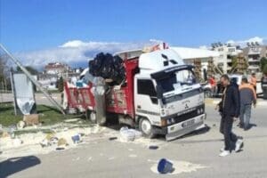 Antalya'nın Serik il&ccedil;esinde okul servis minib&uuml;s&uuml; ile kamyonun karıştığı kazada