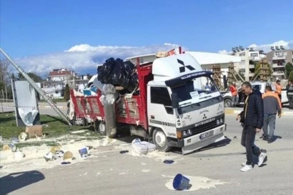Antalya'nın Serik il&ccedil;esinde okul servis minib&uuml;s&uuml; ile kamyonun karıştığı kazada