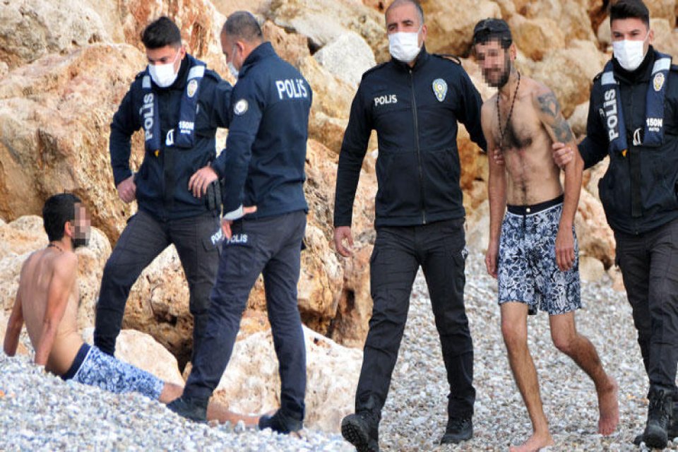 Antalya'da falezlerden denize atlayan genci görenler, intihar teşebbüsü ihbarında bulundu.