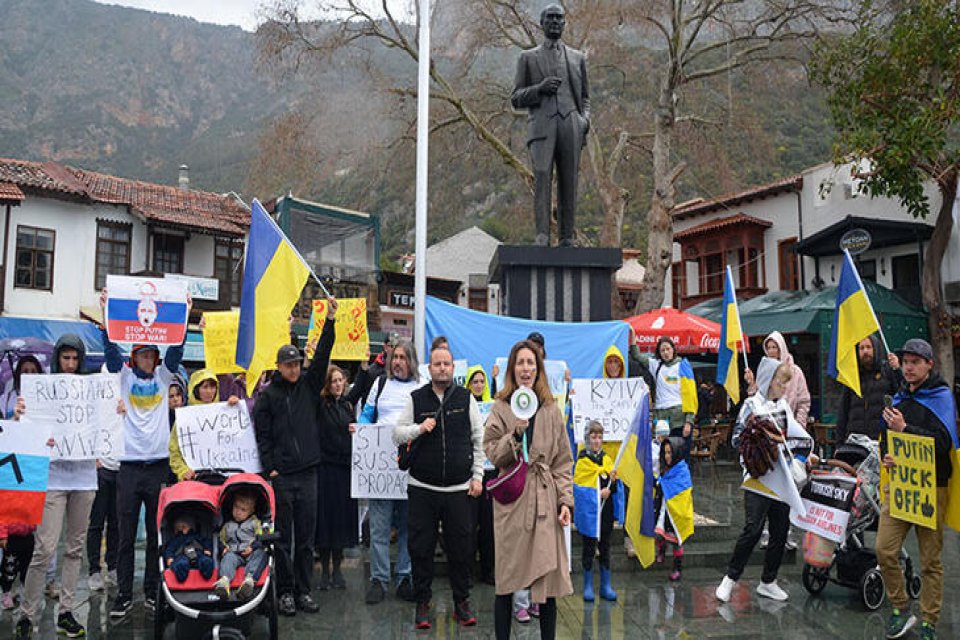Antalya'nın Kaş ilçesinde yaşayan ve tatil sonrası ülkelerine dönemeyen Ukraynalılar,