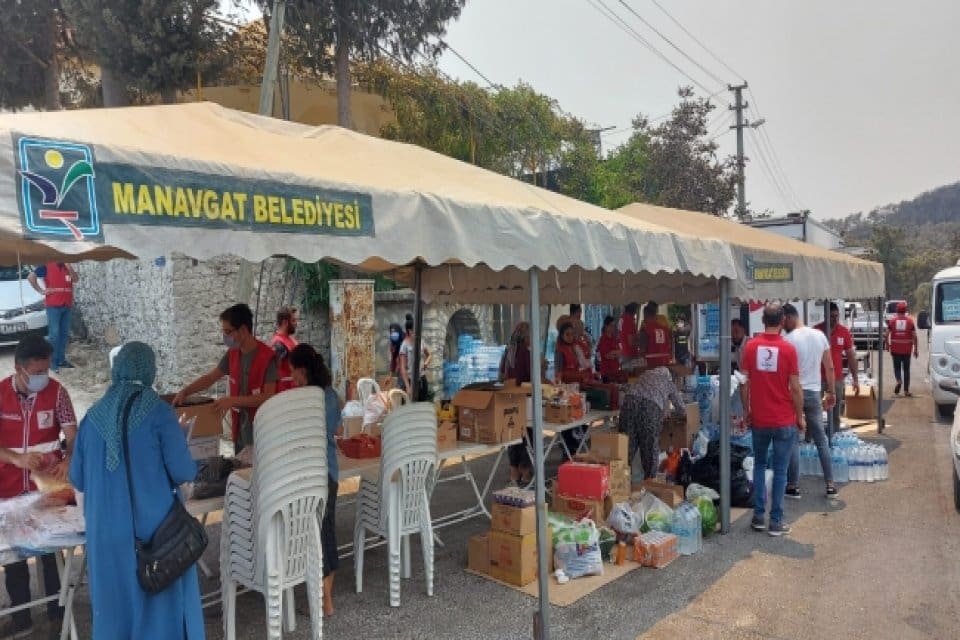 Antalya'daki yangında zarar g&ouml;ren vatandaşlara, T&uuml;rk Kızılay ekipleri &ccedil;eşitli yardımlarda
