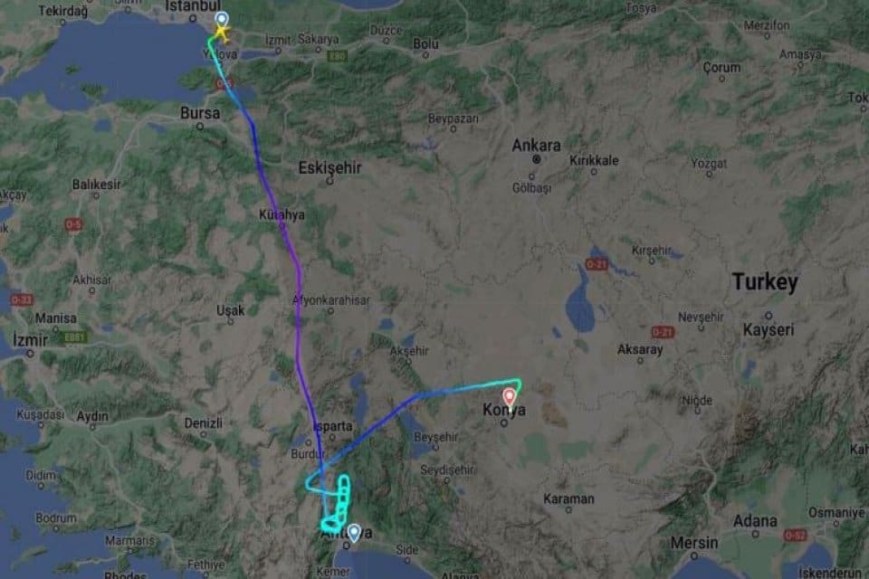 İstanbul'dan kalkan yolcu u&ccedil;ağı, şiddetli yağış nedeniyle Antalya Havalimanı'na inemeyince