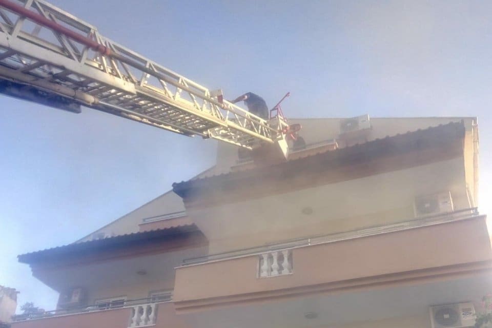 Muğla'nın Marmaris il&ccedil;esinde bir apartın kazan dairesinde &ccedil;ıkan yangında dumandan