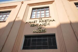 Kent tarihi ve k&uuml;lt&uuml;r&uuml; a&ccedil;ısından &ouml;nemli &ccedil;alışmalara imza atan İzmir