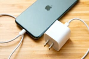 Apple, IPhone'ların kutularından şarj aletlerini &ccedil;ıkardığı gerek&ccedil;esiyle Brezilya'daki bir IPhone