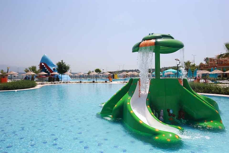 Karabağlar Belediyesi&rsquo;nin Uzundere Rekreasyon Alanı&rsquo;ndaki Aqua Yaşam Y&uuml;zme Havuzları ve