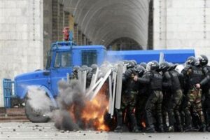 İki &uuml;lke arasında yaşanan taş atma gerginliği b&uuml;y&uuml;d&uuml;, ortalık karıştı.