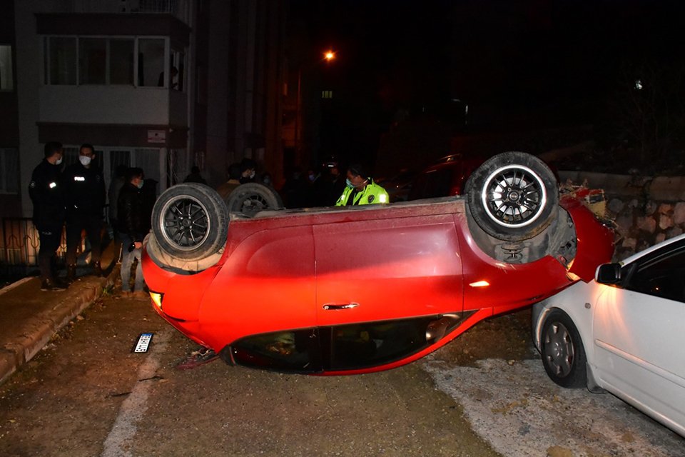 İzmir'in Bornova ilçesinde, sürücüsünün kontrolünden çıkan otomobil şarampole uçması sonucu