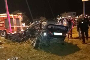 Denizli'nin &Ccedil;ivril il&ccedil;esinde, minib&uuml;s ile otomobilin &ccedil;arpıştığı korkun&ccedil; kazada 4