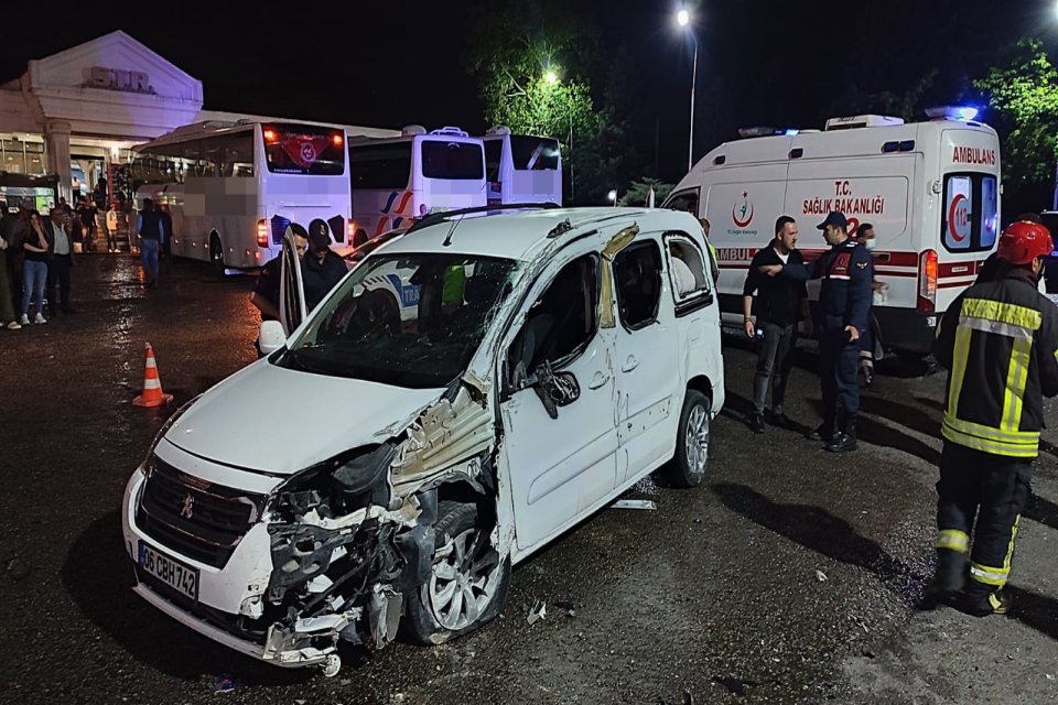 Manisa'nın Kula il&ccedil;esinde seyir halindeyken kontrolden &ccedil;ıkan hafif ticari ara&ccedil;,