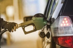 Brent petrol fiyatları ve d&ouml;vizdeki değişikliklerle birlikte vatandaşlar&nbsp;benzin ve motorin&nbsp;fiyatlarını