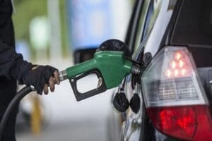 Gece yarısından itibaren ge&ccedil;erli olmak &uuml;zere benzine 80 kuruş zam