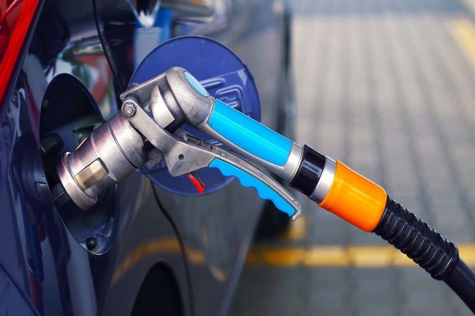 Otogazın litre fiyatına bu geceden itibaren indirim gelecek. Petrol fiyatlarındaki