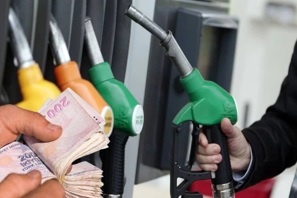Bug&uuml;n akaryakıt litre fiyatlarında indirim ya da zam var mı?