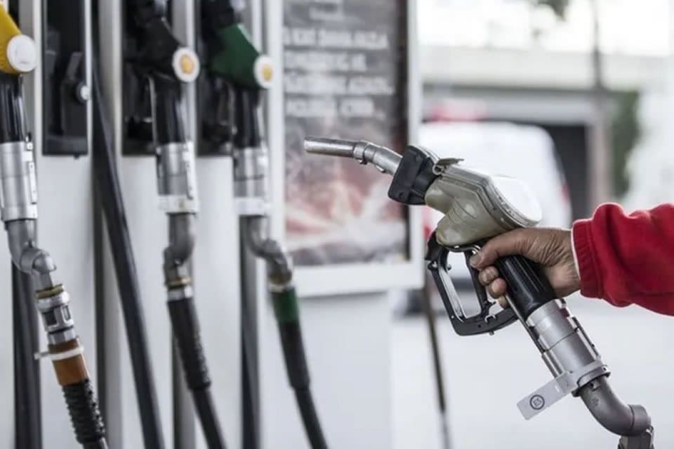 Benzin ve motorin fiyatlarına bu geceden itibaren ge&ccedil;erli olmak &uuml;zere