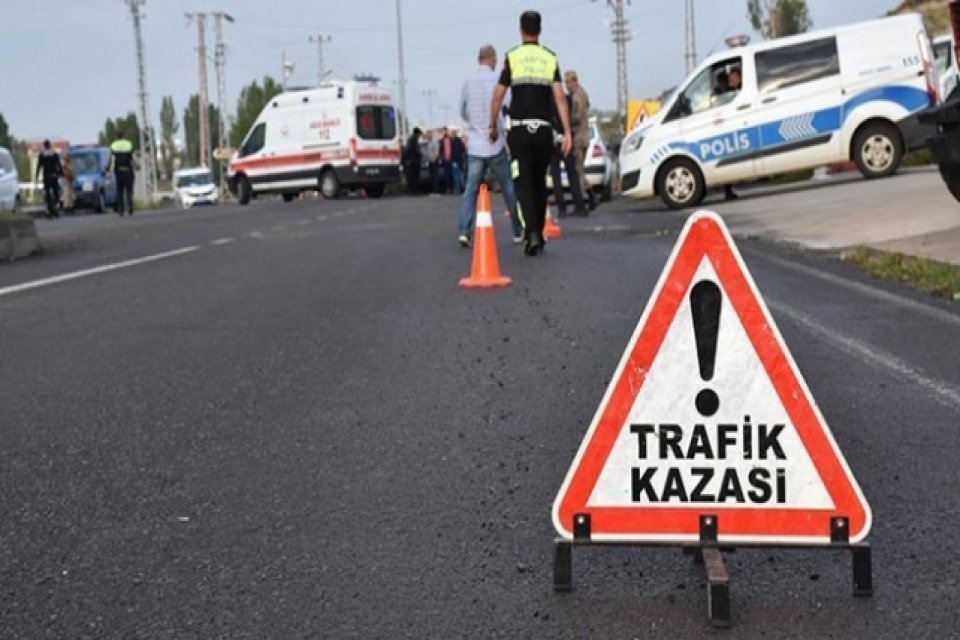 Manisa'nın Kula il&ccedil;esinde kontrolden &ccedil;ıkan otomobilin takla atıp şarampole devrilmesiyle