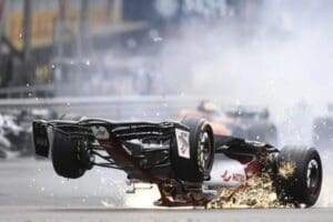 Formula 1 Britanya Grand Prix'sinin ilk turundaki kaza sonrasında tedbir