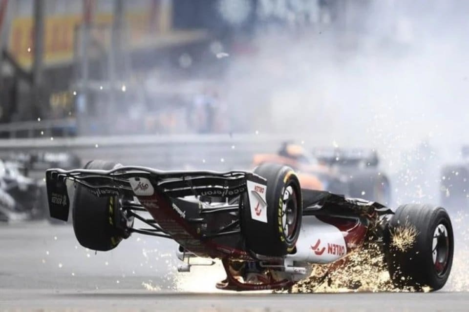 Formula 1 Britanya Grand Prix'sinin ilk turundaki kaza sonrasında tedbir