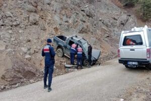 Artvin'de kaza yapmış halde bulunan aracın şof&ouml;r&uuml;n&uuml;n cansız bedeni iki