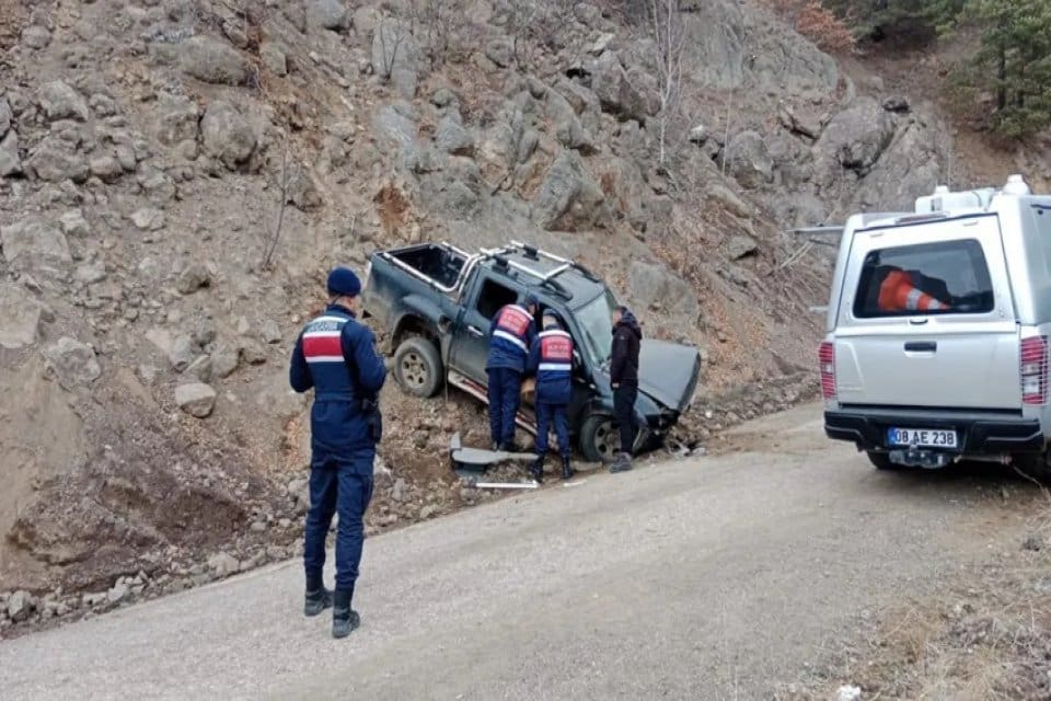 Artvin'de kaza yapmış halde bulunan aracın şof&ouml;r&uuml;n&uuml;n cansız bedeni iki