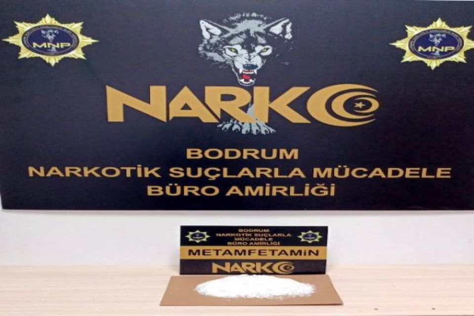 Muğla'nın Bodrum il&ccedil;esinde&nbsp;H.Y.,&nbsp;polis ekiplerince istihbarat &ccedil;alışması sonucu durdurulan otomobilinde 300