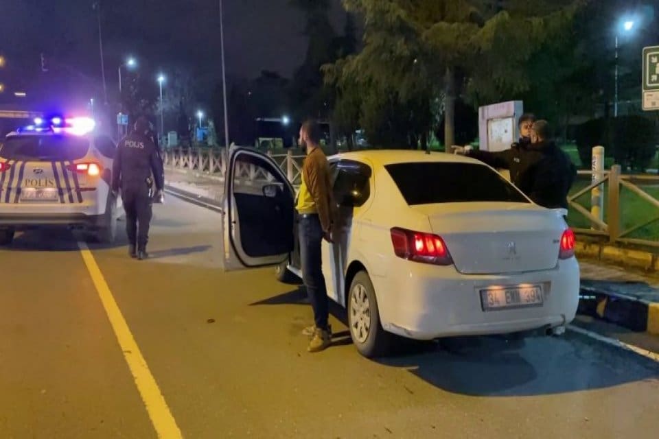 Ataşehir&rsquo;de emniyet ekiplerinin denetimi sırasında durmayıp ka&ccedil;an otomobil polis ekiplerinin