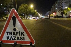 İzmir’in Bornova ilçesinde, sürücüsünün direksiyon hakimiyetini kaybettiği otomobil beton bariyerlere