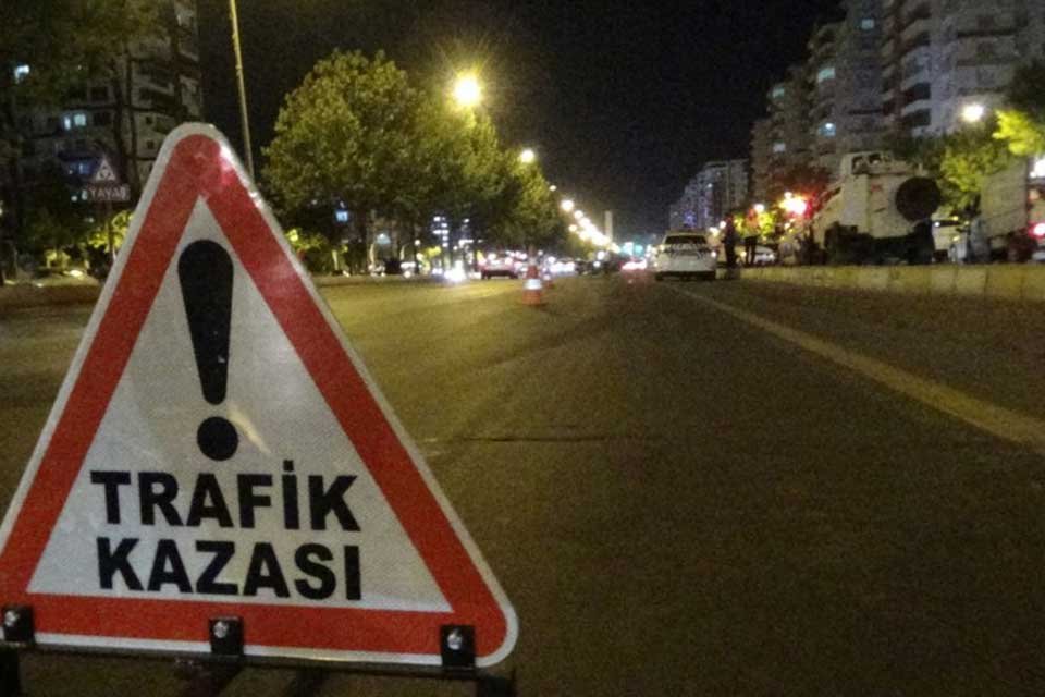 İzmir’in Bornova ilçesinde, sürücüsünün direksiyon hakimiyetini kaybettiği otomobil beton bariyerlere