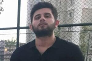 AYDIN'ın Kuşadası il&ccedil;esinde, yol kenarındaki duvara &ccedil;arpan otomobilin s&uuml;r&uuml;c&uuml;s&uuml; Atakan
