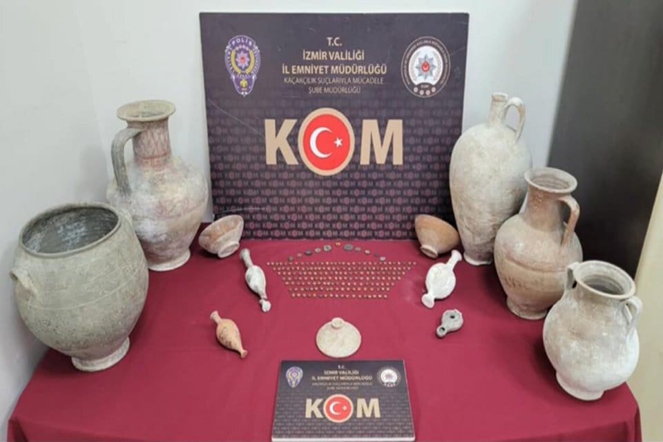 İZMİR'in Buca il&ccedil;esinde 2 otomobilde yapılan aramada Lidya, Roma, Bizans