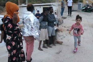 İZMİR'in Fo&ccedil;a il&ccedil;esi a&ccedil;ıklarında, Yunan unsurlarınca geri itilen aralarında kadın
