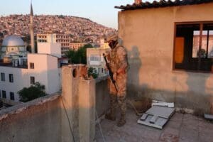 İzmir'de, jandarmanın şafak vakti d&uuml;zenlediği operasyonla yeşil re&ccedil;eteli ila&ccedil;ları usuls&uuml;z